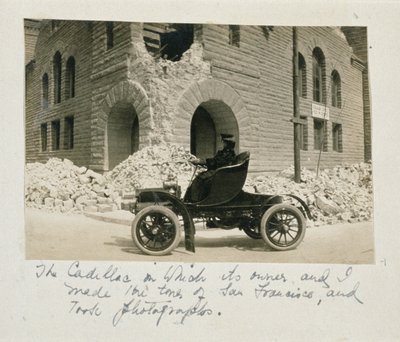 Een vrouw die de ruïnes bezoekt na de aardbeving in San Francisco, 1906 door American Photographer